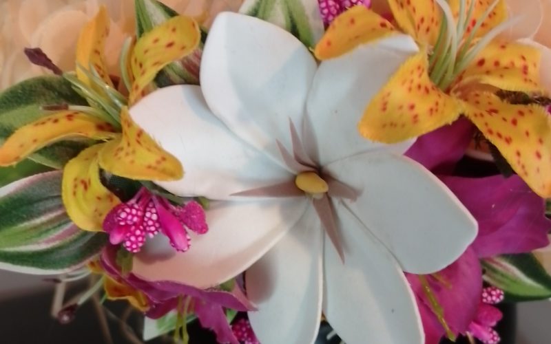 Couronne fleurs Tahiti champagne grande tiare freesia lie de vin mini lys jaune orange Vaite.e.Tiare créations