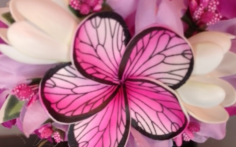 Couronne fleurs Tahiti blanche bords violets maxi tipanie décor aile de papillon deux boutons de tiare Vaite.e.Tiare créations