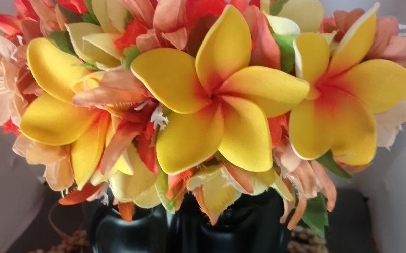 Couronne fleurs Tahiti multicolores trois tipanie jaunes lys élancés Vaite.e.Tiare créations