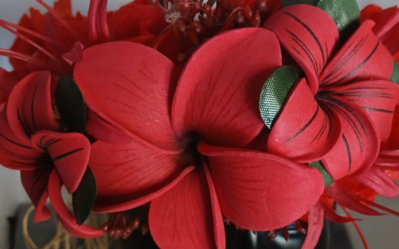 Couronne fleurs Tahiti rouge orangé trois tipanie lys élancés Vaite.e.Tiare créations