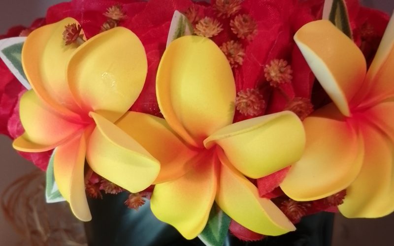 Couronne fleurs Tahiti rouge trois grands tipanie jaunes cœur rouge Vaite.e.Tiare créations