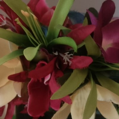 couronne de tête multicolore avec bouquet de frangipaniers et lys élancés verts by Vaite.e.Tiare créations
