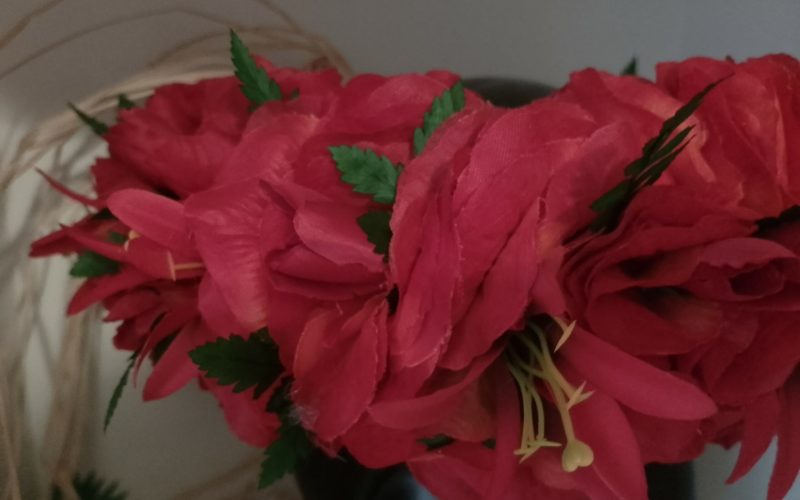 couronne de tête avec fleurs tahitiennes rouge lys élancés boutons rouges avec fougères by Vaite.e.Tiare créations