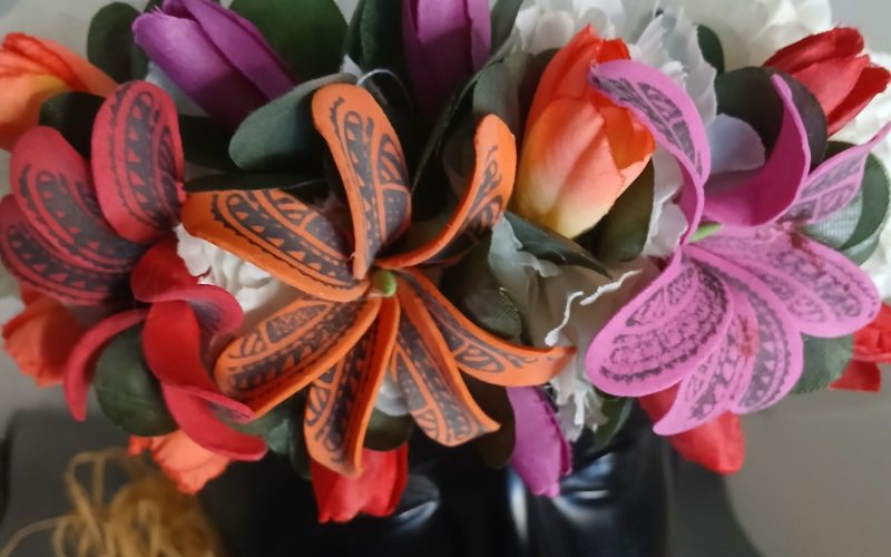 Couronne tiare Tahiti blanc milky trois tiare tatouée de couleurs différentes boutons assortis