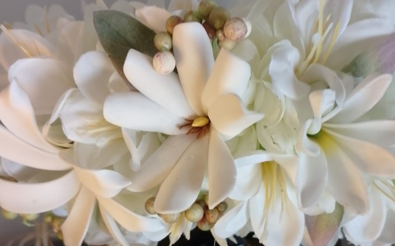 Couronne tiare Tahiti blanc milky tiare entre ouverte tiare élégante tiare Vaite.e.Tiare créations