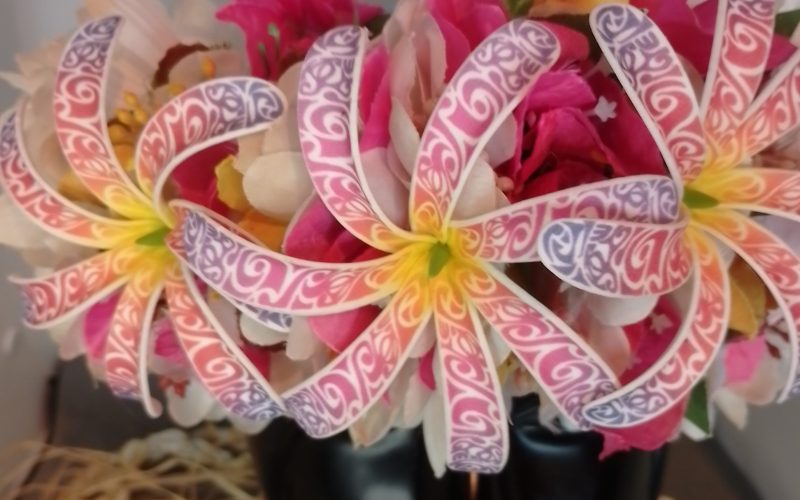 Couronne tiare Tahiti blanche trois tiare tatouée bougainvilliers fuchsias Vaite.e.Tiare créations