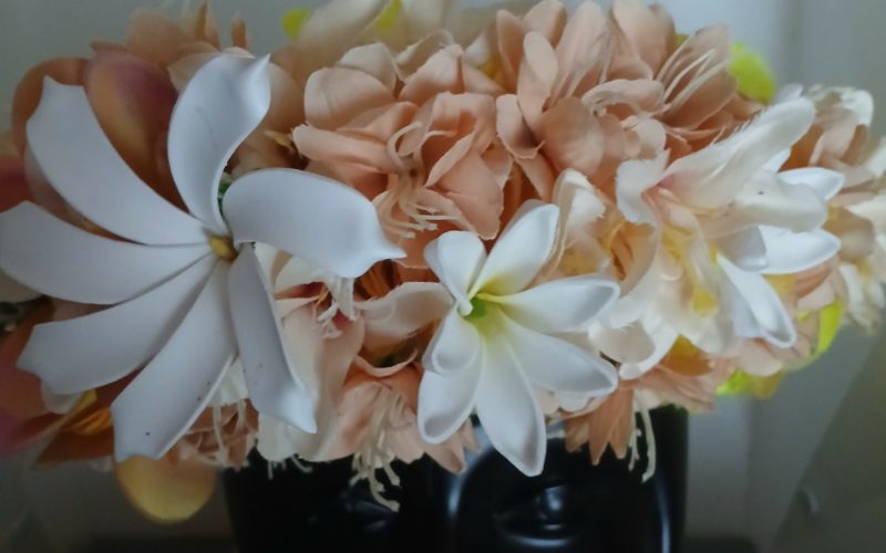 Couronne tiare Tahiti jaune bouquet varié tiare élégante et deux tiare entre ouverte 5 Vaite.e.Tiare créations