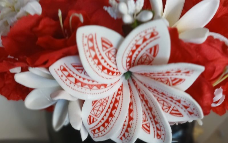 Couronne tiare Tahiti rouge tiare tatouée deux boutons de tiare boutons rouges Vaite.e.Tiare créations