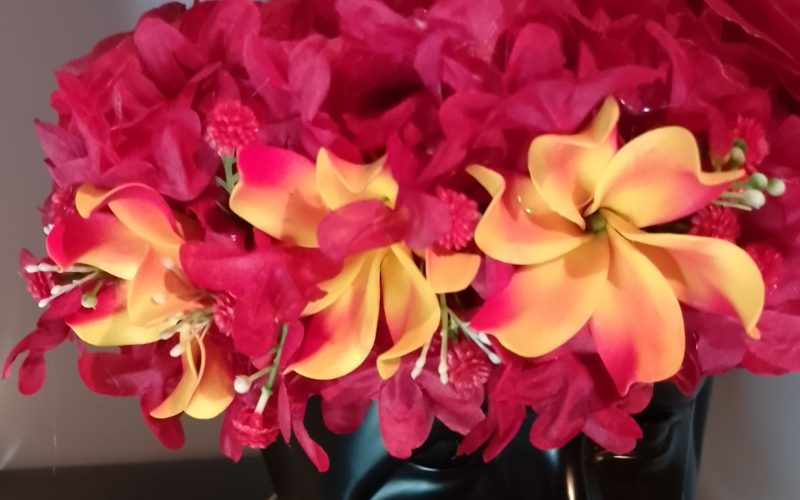 Couronne tiare Tahiti rouge trois tiare entre ouvertes jaune aux bords rouges Vaite.e.Tiare créations