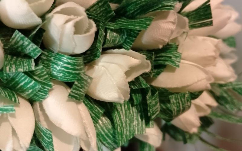 Couronne toute fleur effet végétal boutons blancs Vaite.e.Tiare créations