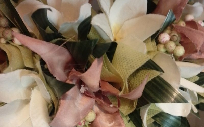 Couronne toutes fleurs Tahiti effet feuillage tipanie blancs grands lys coffee Vaite.e.Tiare créations