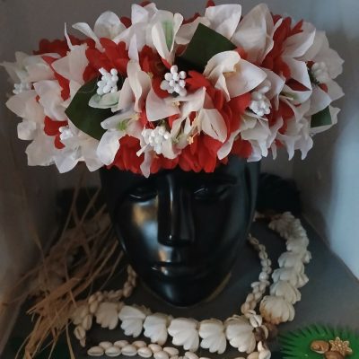 Couronne toutes fleurs Tahiti rouge bougainvilliers blancs by Vaite.e.Tiare créations