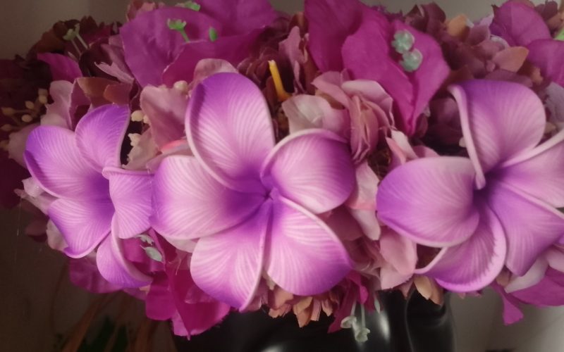 Couronne toutes fleurs avec boutons variés brins de bougainvilliers violets et trois tipaniers by Vaite.e.Tiare créations