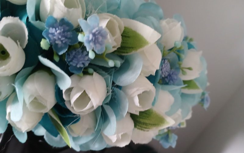 Couronne toutes fleurs bleu barrière de corail boutons et gypsophyle bleu