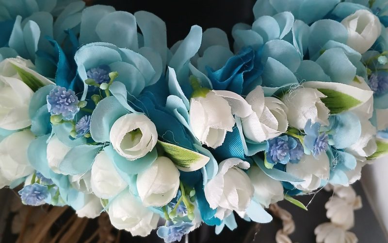 Couronne toutes fleurs bleu barrière de corail boutons et gypsophyle bleu