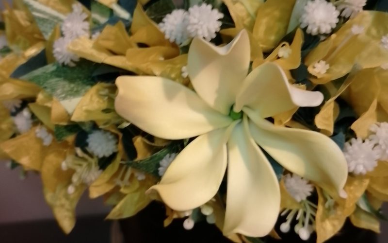 Couronne toutes fleurs effet végétal bougainvilliers jaunes tiare entre ouverte Vaite.e.Tiare créations