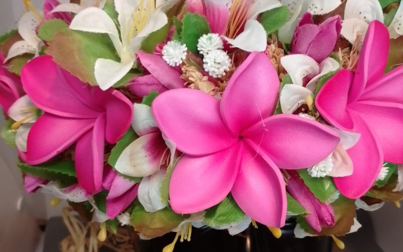 Couronne toutes fleurs Tahiti effet végétal corolle de mini lys variés cinq tipanie fuchsias Vaite.e.Tiare créations