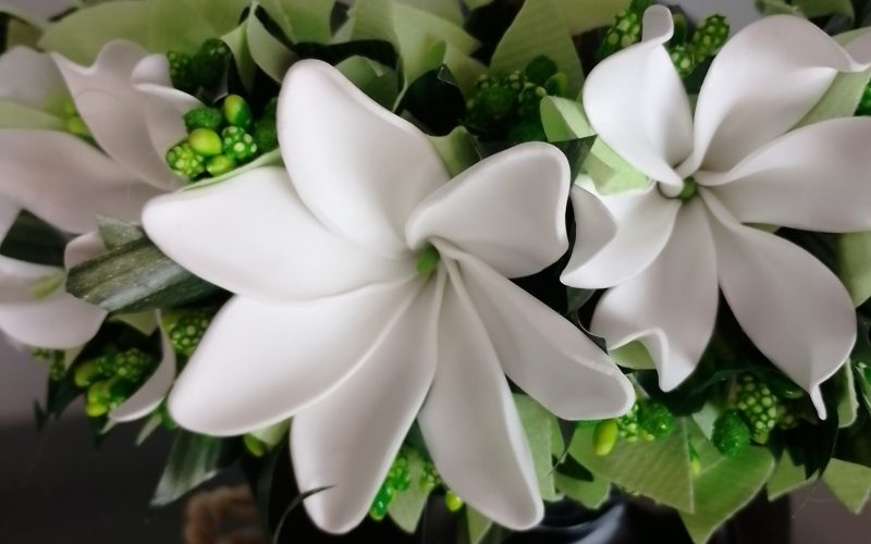 Couronne toutes fleurs effet végétal grande tiare deux tiare entre overtes et boutons blancs Vaite.e.Tiare créations