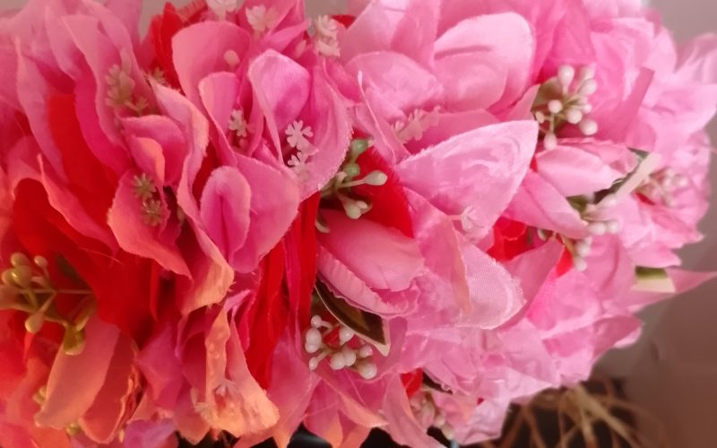 Couronne toutes fleurs Tahiti rouge corolle bougainvilliers roses pâles Vaite.e.Tiare créations