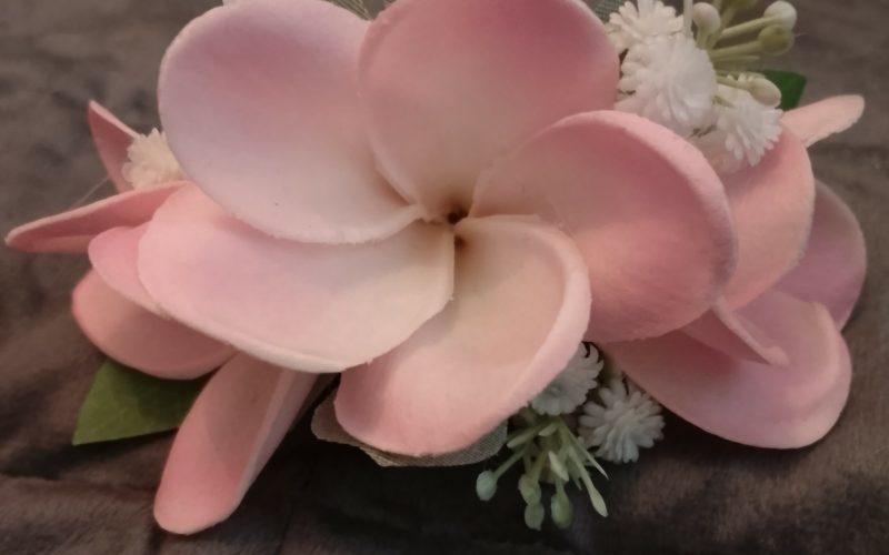 Peigne simple trois tipanie rose pâle gypsophile blanc Vaite.e.Tiare créations