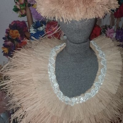 Plastron de raphia avec nacres blanches et coquillages blancs by Vaite.e.Tiare créations