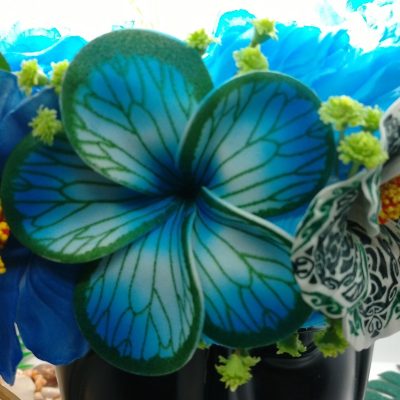 couronne de tête bleue avec maxi tipanier et d'un hibiscus bleu et d'un hibiscus tatoué by Vaite.e.Tiare créations