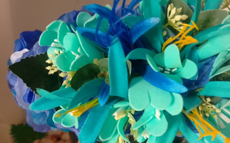 couronne de fleurs tahitiennes bleue avec lys élancés bleu lagon et bleu marin by Vaite.e.Tiare créations
