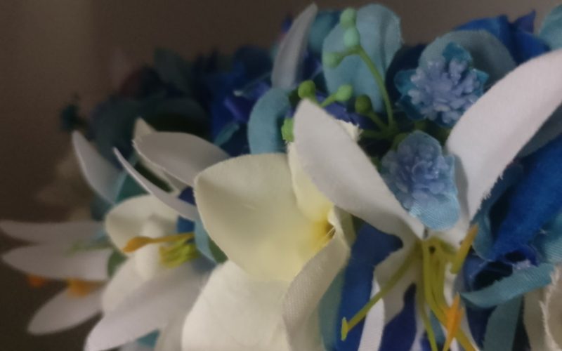 Couronne de fleur bleue tipaniers et lys élancés blancs avec gypsophile bleu by Vaite.e.Tiare créations