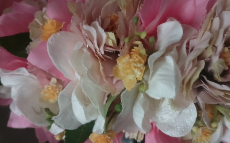couronne de fleur rose avec boutons variés boutons d'orchidées ivoires et des bougainvilliers roses pâles by Vaite.e.Tiare créations