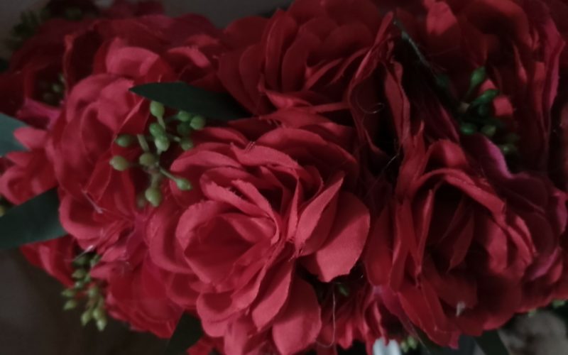 couronne de fleur rouge avec roses moyennes rouges avec feuillage de bambou et gypsophile by Vaite.e.Tiare créations