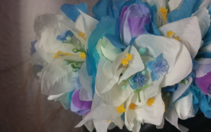 couronne de fleurs Tahiti bleue avec bougainvilliers blancs et boutons by Vaite.e.Tiare créations