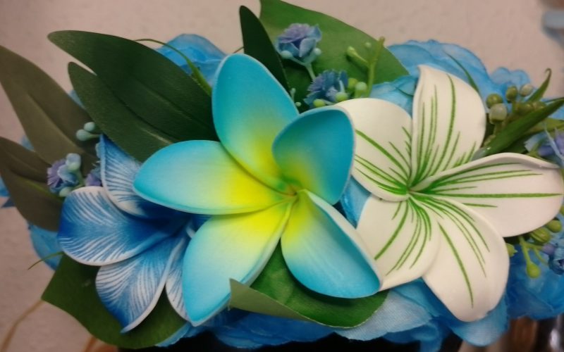 couronne de fleurs Tahiti avec trois tipanie bleus et verts by Vaite.e.Tiare créations