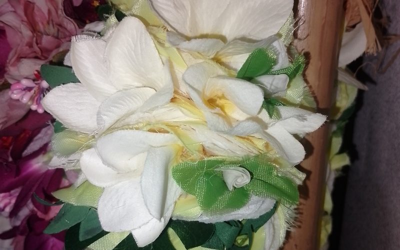 couronne de fleurs Tahiti jaune avec bouquet de tipanie blanc orné d'une tiare by Vaite.e.Tiare créations