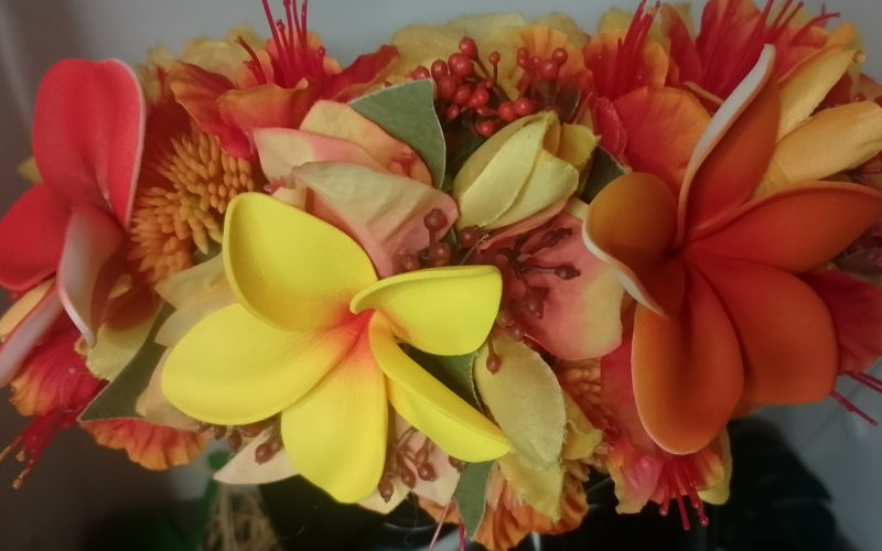 couronne de fleurs Tahiti jaune avec trois tipanie bougainvillier et flamboyant by Vaite.e.Tiare créations