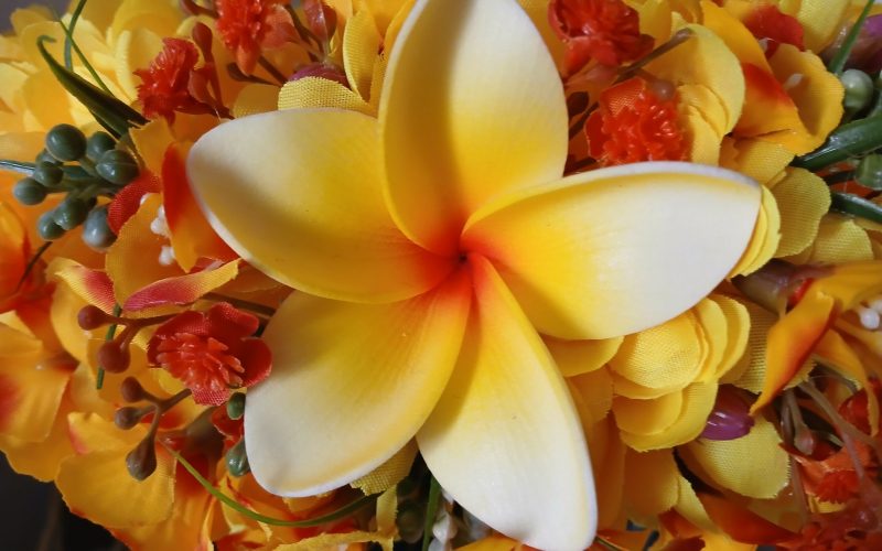 couronne de fleurs Tahiti jaune bouquet orangé et tipanie jaune by Vaite.e.Tiare créations