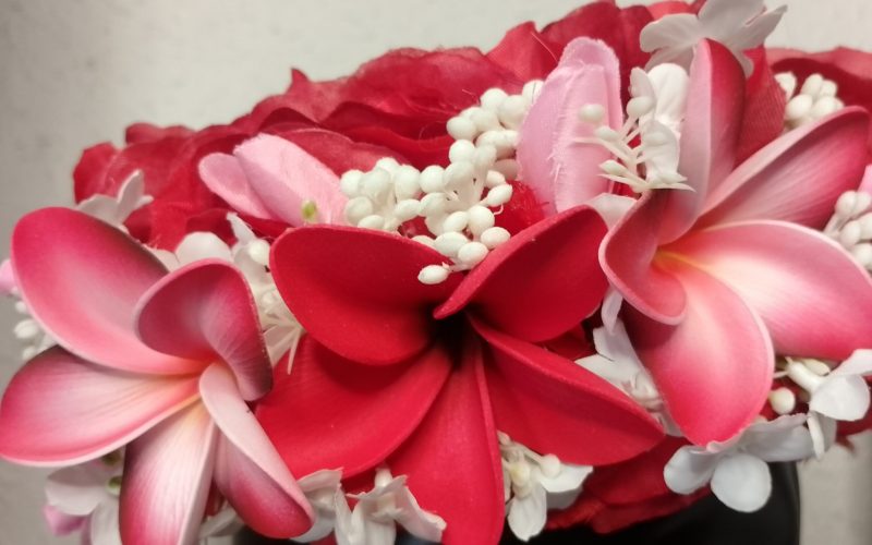 couronne de fleurs Tahiti avec trois tipanie rouges et graines blanches by Vaite.e.Tiare créations