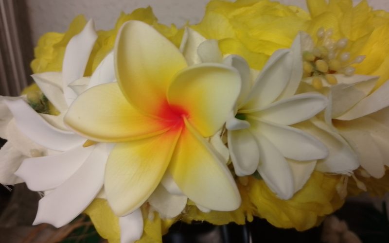 couronne de fleurs Tahiti jaune avec tiare entre ouvertes, tipanie et tiare Tahiti by Vaite.e.Taire créations