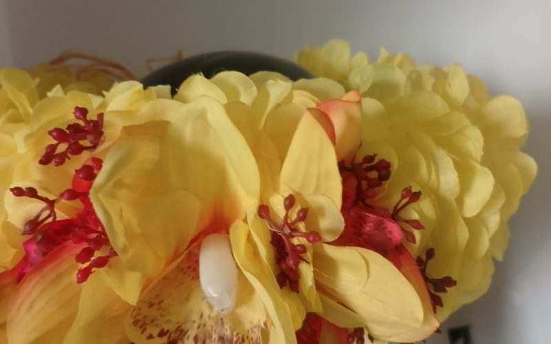 couronne de fleurs tahitiennes jaune avec trois orchidées au toucher réaliste et graines de gypsophiles rouges by Vaite.e.Tiare créations