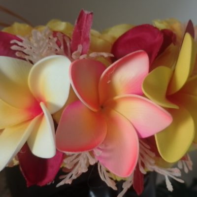 couronne florale de tête jaune avec tipaniers de différents de jaunes by Vaite.e.Tiare créations