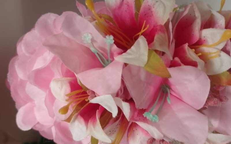 couronne de fleurs rose avec bougainvillier rose pâle et mini lys variés by Vaite.e.Tiare créations