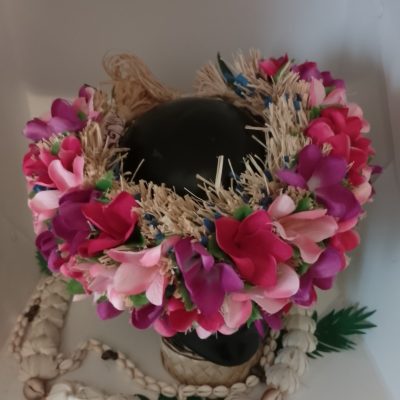 couronne tout tipanier violet rouge rose avec brin de raphia bleu by Vaite.e.Tiare créations