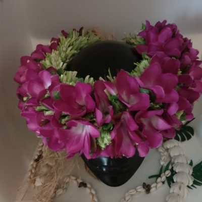 couronne florale de tête tout tipanier violet sur brin de raphia vert anis by Vaite.e.Tiare créations