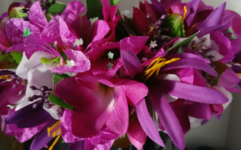 couronne toutes fleurs tipanie bougainvillier et lys élancés violets by Vaite.e.Tiare créations