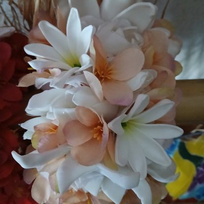 couronne toutes fleurs Tahiti champagne avec tiare apetahi et tiare entre ouverte by Vaite.eTiare créations