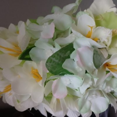 couronne toutes fleurs Tahiti verte avec boutons variées blancs milky by Vaite.e.Tiare créations
