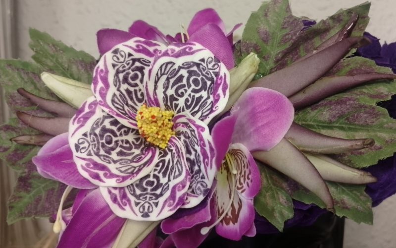 couronne de fleurs Tahiti violette hibiscus tatoué posé sur orchidées by Vaite.e.Tiare créations